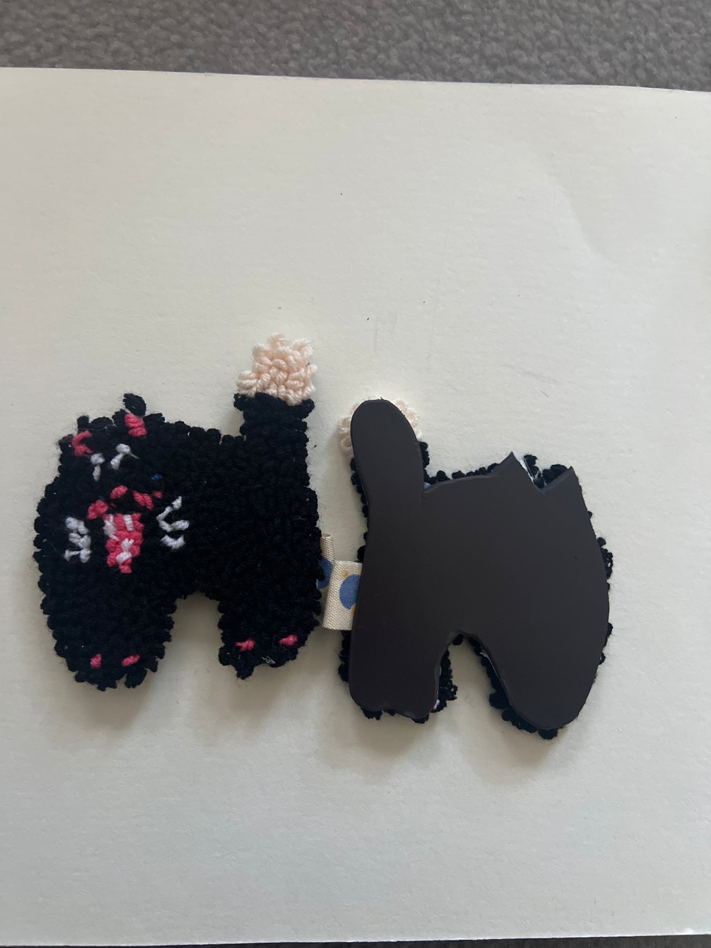 Scared Mr Mun Cat– Punch Needle Magnet