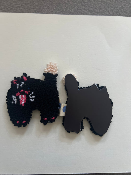 Scared Mr Mun Cat– Punch Needle Magnet